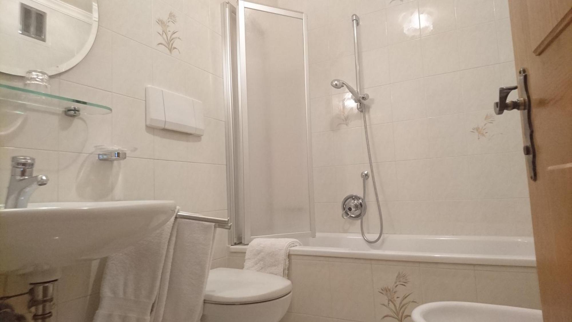 Residence Ploner San Cassiano  Rum bild