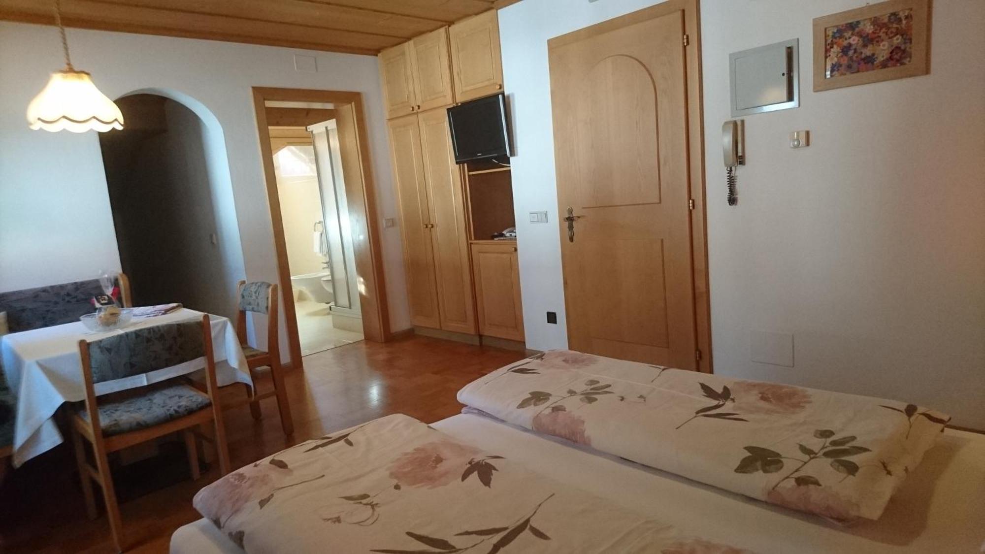 Residence Ploner San Cassiano  Rum bild